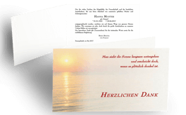 Trauerkarte mit Sonnenuntergang und Meer, bedruckt mit Trauerspruch und Dankestext