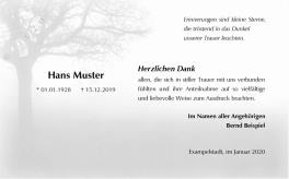 Trauerkarte mit stilvollem Hintergrundmotiv: Baum steht im Nebel